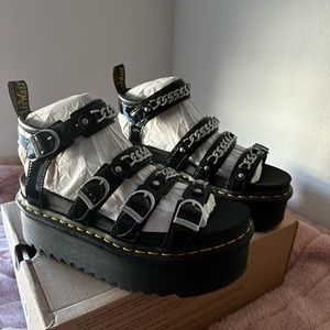 DR MARTENS PLATFORM NEW BLAIRE II CHAIN PATENT LEATHER PLATFORM STRAP SANDALS
